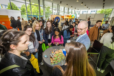 Studierende interagieren mit Arbeitgebern auf dem Business Event 2023.