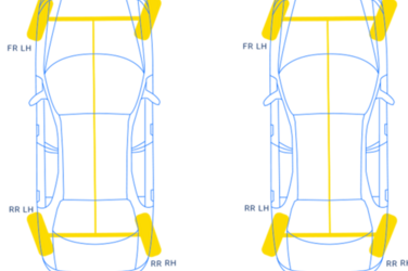 Illustration der Allradlenkung eines Autos: Bei niedriger Geschwindigkeit drehen sich die Hinterräder entgegengesetzt zu den Vorderrädern; bei hoher Geschwindigkeit drehen sich die Hinterräder in die gleiche Richtung wie die Vorderräder.