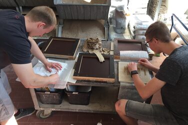 Zwei Studenten beim Einschalen der Relief-Platten im Betonlabor