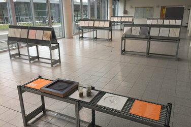 Ausstellung der Beton-Reliefe