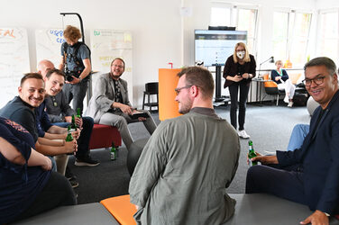 Mayor Thomas Westphal in discussion with other participants in the IDiAL's User Innovation Center.