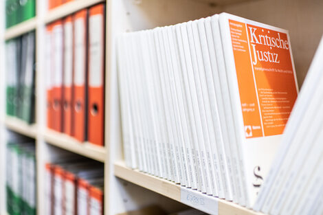 Photo of some "Kritische Justiz" journals on a bookshelf.