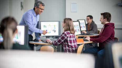 Photo of a lecture of the Department of Mechanical Engineering. A lecturer explains a technical drawing to students on a screen __Photo of a lecture of the Department of Mechanical Engineering. A lecturer explains a technical drawing to students on a screen.