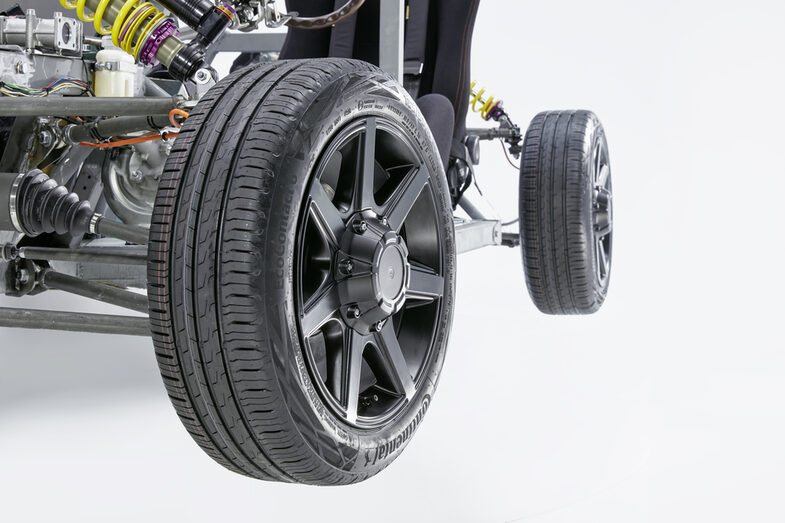 Close-up of the wheels of the Nuevo35