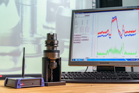 Photo of a workstation in the production engineering laboratory, on which there is a part of a drill and a PC monitor with called up measured values.