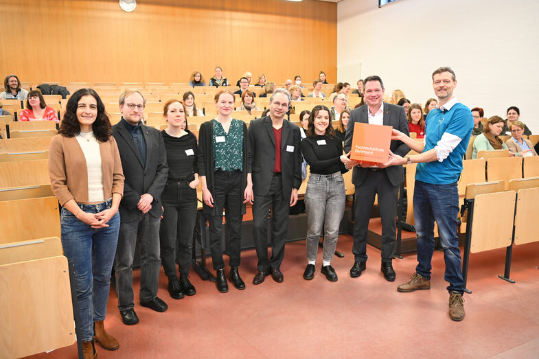 Gruppenbild der 7 Teammitglieder der Gemeinwohl-Ökonomie beim Kick-Off im Hörsaal.