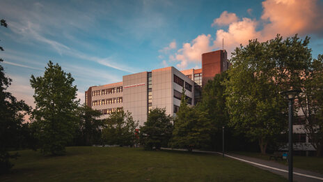 Foto vom Gebäude Emil-Figge-Straße 44 mit Logoanbringung "Fachhochschule Dortmund" - aus der Ferne.