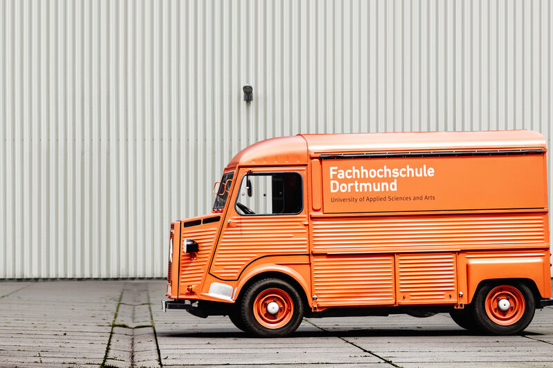 Foto des Citroen HY vor einem weißen Industriegebäude. __ Citroen HY in front of a white industrial building.