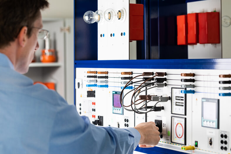 Photo of a man operating a device for measuring the test bench for electric motors.