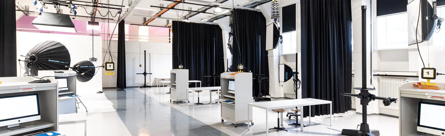 Room shot of the photo studio of the Faculty of Design with various equipment.