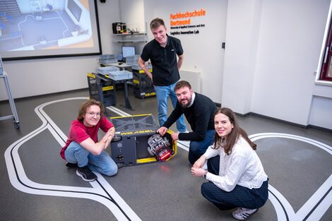 Students, research assistants and professors work together in our team