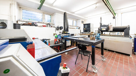 Photograph of the metal workshop with various devices and utensils.