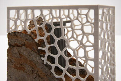 Award developed by students for the history of building made of naturally broken natural stone and a 3D-printed cellular structure, close-up