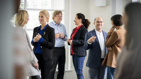 Foto von mehreren Personen, die sich unterhalten.