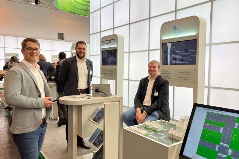 Philip Wizenty (IDiAL), Marc Wietzke (ruhrvalley) und Andreas Diepenbrock (IDiAL), präsentierten ihren Demonstrator auf dem Messestand.