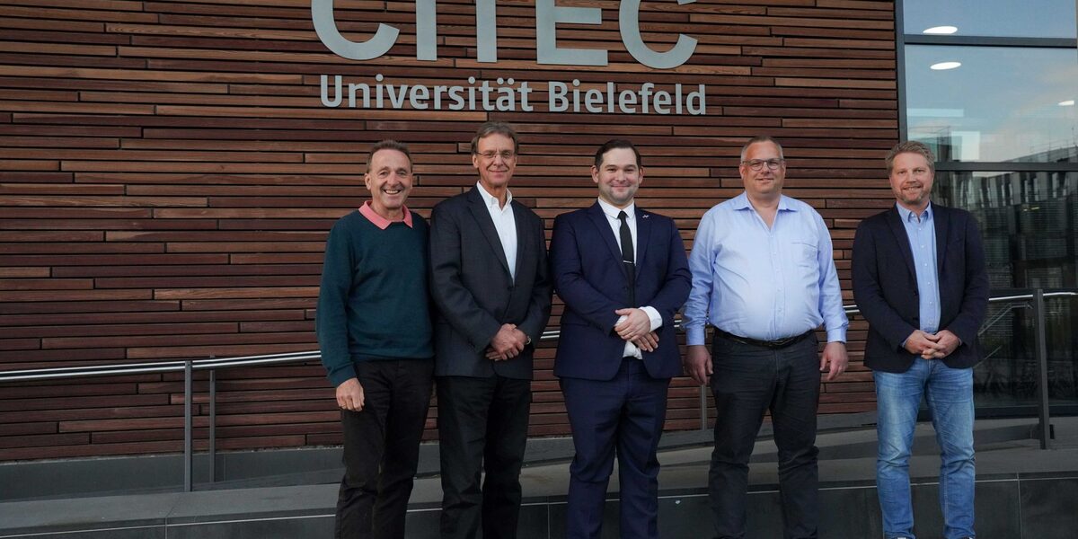 Group picture in front of the CITEC building.<br>The names from left to right: Prof. Dr.-Ing. Franz Kummert (CITEC, Bielefeld University), Prof. Dr.-Ing. Ulrich Rückert (CITEC, Bielefeld University), Mr. Lukas Krawczyk, Prof. Dr.-Ing. Carsten Wolff, Dr.-Ing. Sebastian Wrede (CITEC, Bielefeld University)