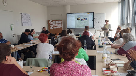 Leon Sachweh and Marcel Mitas (Fachhochschule Dortmund) and Ansgar Rahmacher (mpool consulting GmbH) show how VR glasses and other assistance systems work.