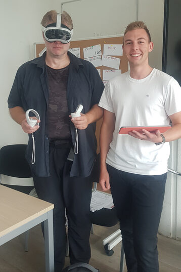 Leon Sachweh und Marcel Mitas (Fachhochschule Dortmund) und Ansgar Rahmacher (mpool consulting GmbH) zeigen die Funktionsweise von VR-Brillen und weiteren Assistenzsystemen.