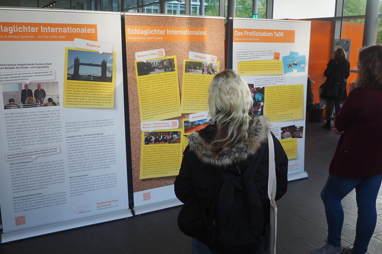 Impressions of the exhibition "75 years of social work at the Dortmund location". You can see some of the charts exhibited in the picture in the Kostbar.