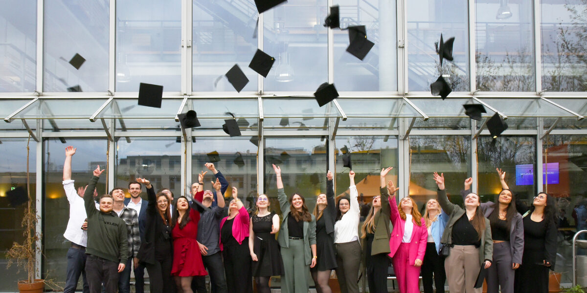 The graduates let their hats fly outside the Faculty of Architecture.