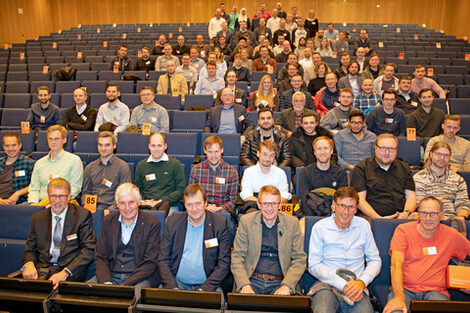 Eine große Gruppe von Menschen sitzt in der Aula der FH Dortmund am Camps Sonnenstraße.