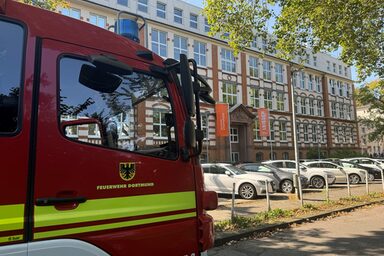 Ein Feuerwehrauto vor dem Gebäude der Fachhochschule Dortmund