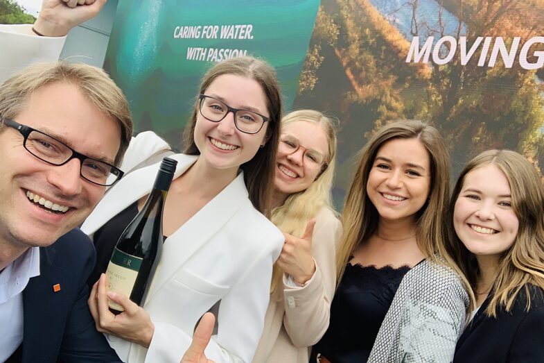 Das Gruppenselfie zeigt fünf jubelnde Personen nebeneinander.