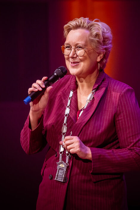 Eine Person spricht in eine Mikrofon