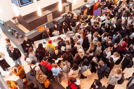 Ein volles Foyer mit vielen Menschen