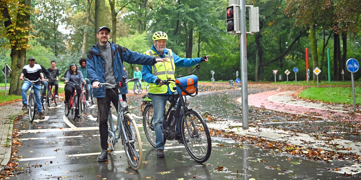 Menschen fahren auf Fahrrädern