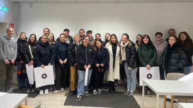 Gruppenbild des Seminars von Prof. Dr. Jochem Kotthaus bei einer Exkursion ins Schießleistungszentrum Bochum