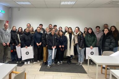 Gruppenbild des Seminars von Prof. Dr. Jochem Kotthaus bei einer Exkursion ins Schießleistungszentrum Bochum