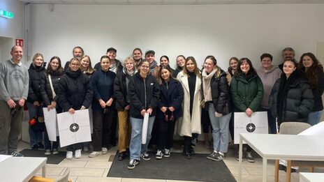 Gruppenbild des Seminars von Prof. Dr. Jochem Kotthaus bei einer Exkursion ins Schießleistungszentrum Bochum