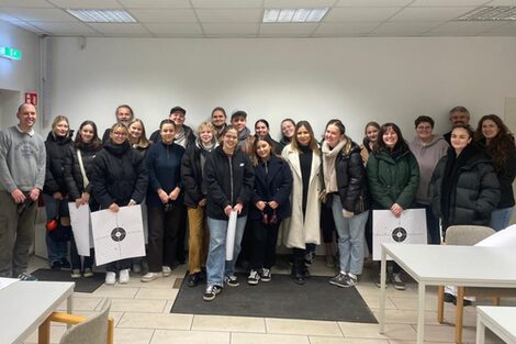 Gruppenbild des Seminars von Prof. Dr. Jochem Kotthaus bei einer Exkursion ins Schießleistungszentrum Bochum