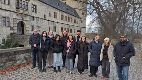 Students and Prof. Dr. Maik Wunder in a group photo in front of Wewelsburg Castle