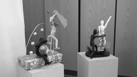 Zwei Skulpturen auf jeweils einem Podest in schwarz-weiß