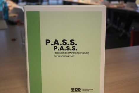 Nahaufnahme eines Ordners, den die Teilnehmer*innen bekommen