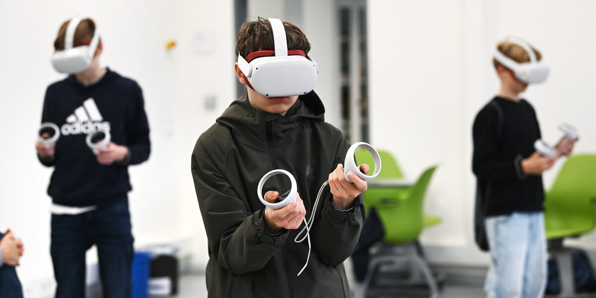 Drei Jugendliche tragen VR-Brillen