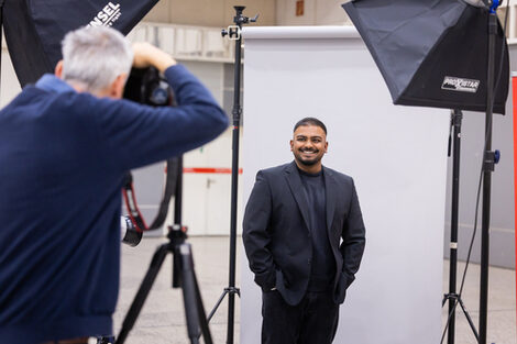 Ein Fotograf macht ein Porträtfoto von einer weiteren Person.