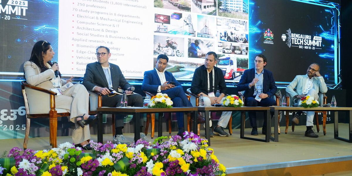 Mehrere Personen sitzen auf einem Podium