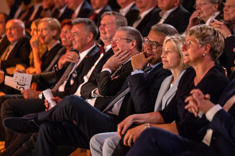 Publikum im Konzerthaus Dortmund. Die Menschen lachen.