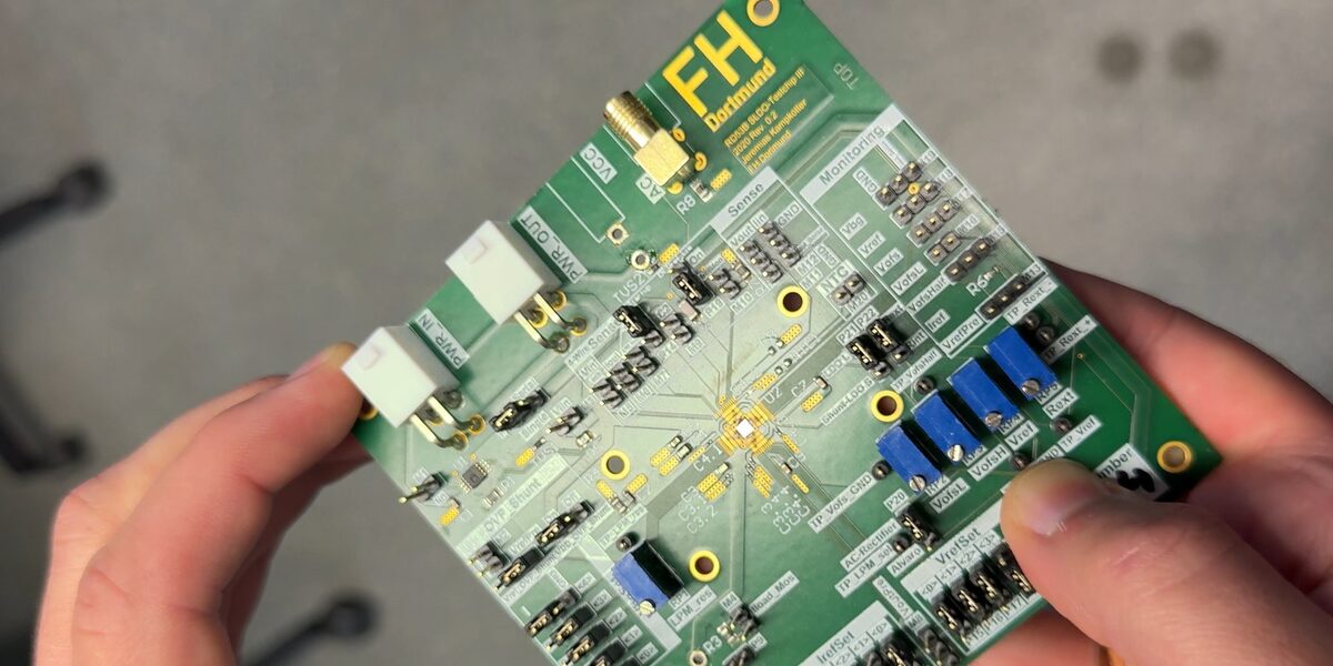 A detailed view of a chip board. The Fachhochschule Dortmund logo can be seen at the top.