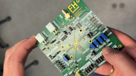 Die Detail-Ansicht einer Chipplatine. Oben ist das Logo der FH Dortmund zu sehen.