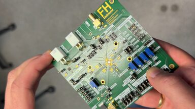 Die Detail-Ansicht einer Chipplatine. Oben ist das Logo der FH Dortmund zu sehen.