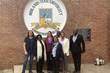 Gruppenbild vor der Midlands State University in Simbabwe