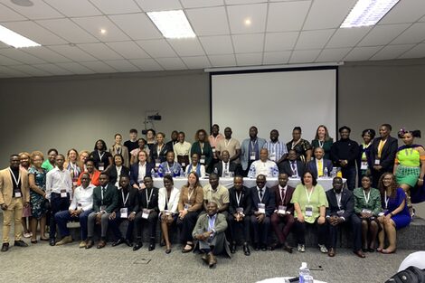 Gruppenbild aller Beteiligten des Symposiums in Simbabwe in Harare