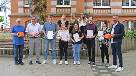 Gruppenfoto vor einem Gebäude im Innenhof der Fachhochschule am Standort Sonnenstraße