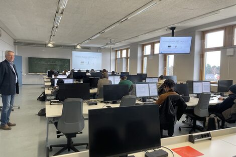 Das Bild zeigt Professor Dr. Martin Hessleer und Schüler*innen des Konrad-Klepping Berufskollegs bei einem Schüker ERP-Praktikum.