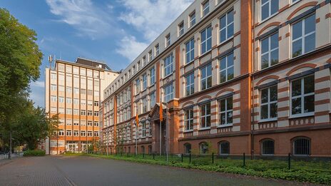 Blick auf das Hauptgebäude am Campus Sonnenstraße von der Sonnenstraße.