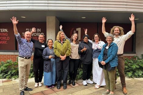 Nicole Tigges mit Kolleg*innen der UWA vor einem Gebäude in Sydney bei einem Symposium